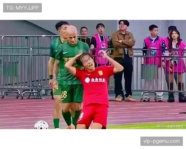 浙江队米特里策遭铜梁龙小将锁死，情绪失控领红牌